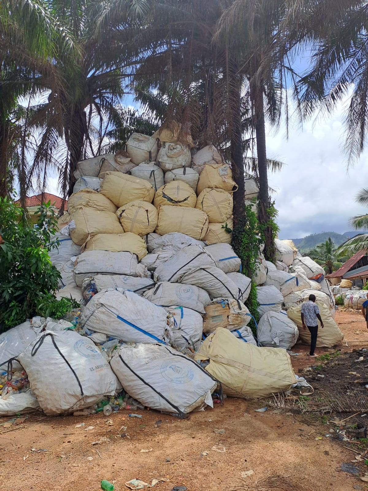 Material PET recogido en big bags en Sierra Leone
